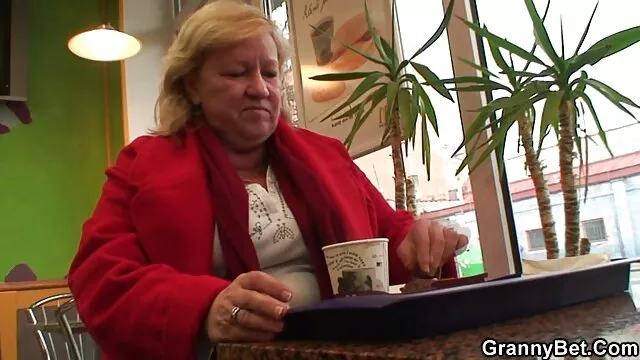 Szőke piros ruha eszik basznak késő