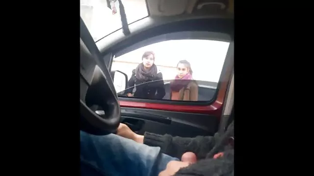 Ez a lány csíkos leggings fut a barátja egy széken, a forgószél a test szőrös nunik vezetés szórakoztató