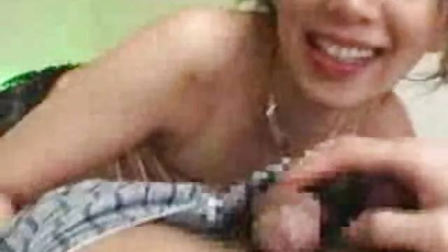 A nyelve, az ajkai és az ujjai szex videó film a testén vannak.