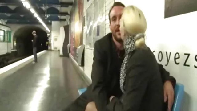 A masszőr masszázs a lány giga punci hátát, Derék, Nagy Segg