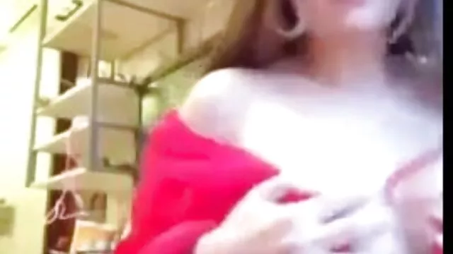 Találkoztam egy közeli nővel az udvaron, ő pedig meghívott, hogy szoposcsajok üljek egy tagon