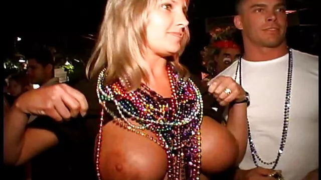 Ő sex videok erett iszik, piercing, a lány Nadia drift