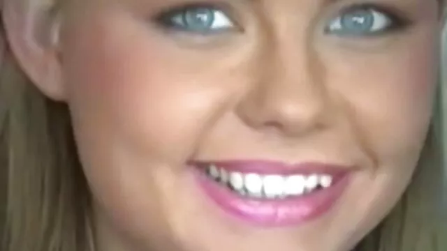 Fekete-piros szex videó film ruhában