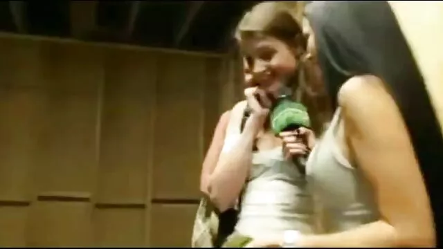 Esés van egy lány a pornós csajok szájban