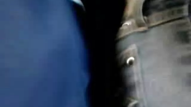 Otthon meghívja basznak őt, hogy szopni a farkát