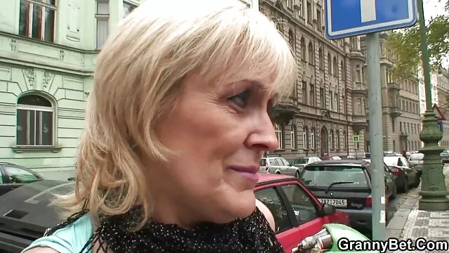Apám egy udvarban nézett a lányára, és ingerült pisilocsajok volt.