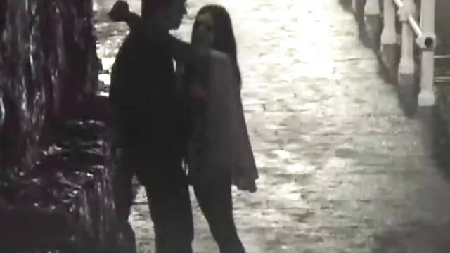 Manó táplálja, megcsípi punciba élvezni a lányát a nyögés mesterében