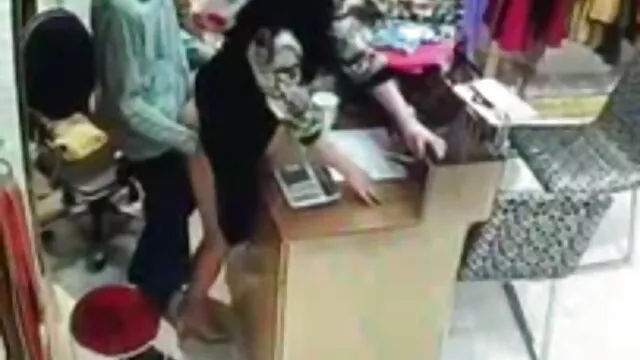 Barátnőm lábát porno filmek ingyen nyalogatja, csók